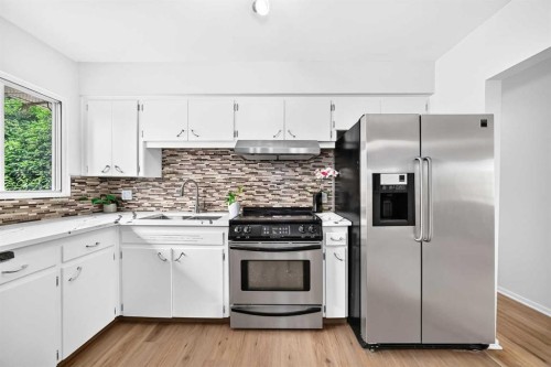 39 Healy Drive Sw, Calgary, AB - Indoor Photo Showing Kitchen With Upgraded Kitchen