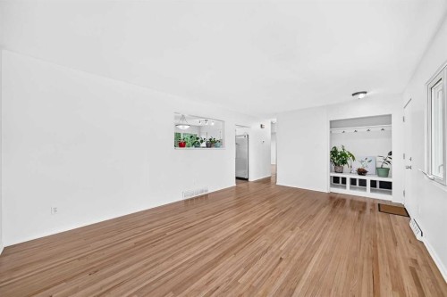 39 Healy Drive Sw, Calgary, AB - Indoor