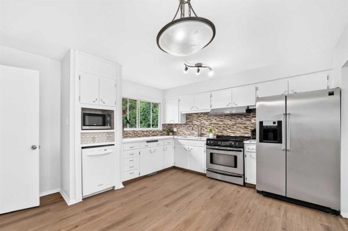 39 Healy Drive Sw, Calgary, AB - Indoor Photo Showing Kitchen With Upgraded Kitchen