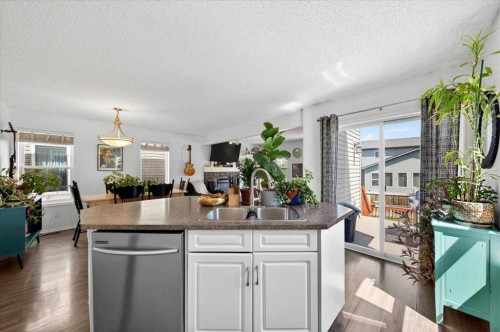 194 Everoak Gardens Sw, Calgary, AB - Indoor Photo Showing Kitchen With Double Sink