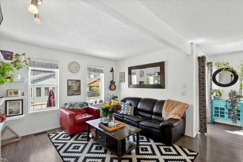 194 Everoak Gardens Sw, Calgary, AB - Indoor Photo Showing Living Room