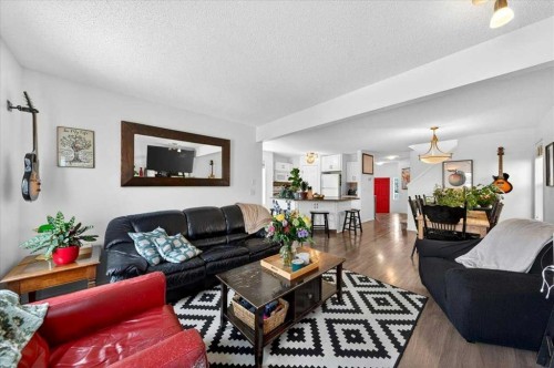 194 Everoak Gardens Sw, Calgary, AB - Indoor Photo Showing Living Room
