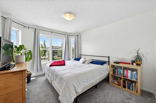 194 Everoak Gardens Sw, Calgary, AB - Indoor Photo Showing Bedroom