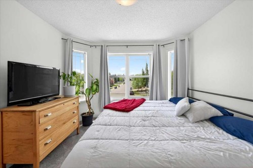 194 Everoak Gardens Sw, Calgary, AB - Indoor Photo Showing Bedroom