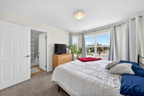 194 Everoak Gardens Sw, Calgary, AB - Indoor Photo Showing Bedroom