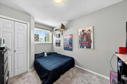 194 Everoak Gardens Sw, Calgary, AB - Indoor Photo Showing Bedroom