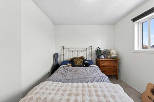 194 Everoak Gardens Sw, Calgary, AB - Indoor Photo Showing Bedroom