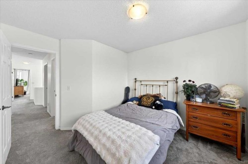 194 Everoak Gardens Sw, Calgary, AB - Indoor Photo Showing Bedroom