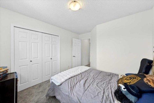 194 Everoak Gardens Sw, Calgary, AB - Indoor Photo Showing Bedroom
