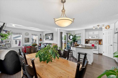 194 Everoak Gardens Sw, Calgary, AB - Indoor Photo Showing Dining Room