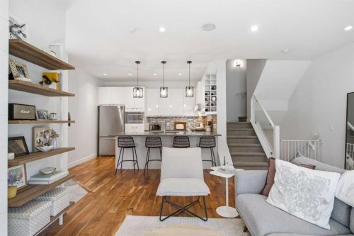2-4733 17 Avenue Nw, Calgary, AB - Indoor