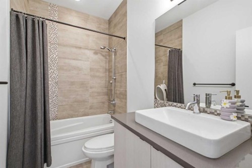 2-4733 17 Avenue Nw, Calgary, AB - Indoor Photo Showing Bathroom