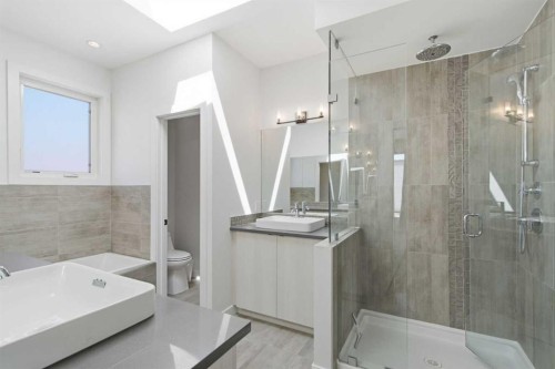 2-4733 17 Avenue Nw, Calgary, AB - Indoor Photo Showing Bathroom