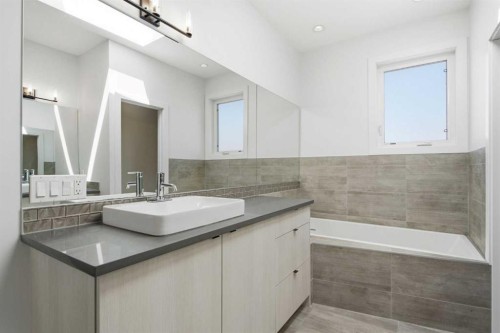 2-4733 17 Avenue Nw, Calgary, AB - Indoor Photo Showing Bathroom
