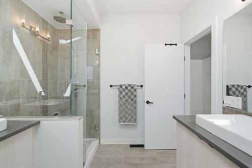 2-4733 17 Avenue Nw, Calgary, AB - Indoor Photo Showing Bathroom