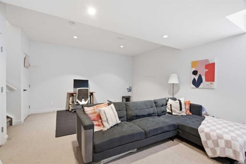 2-4733 17 Avenue Nw, Calgary, AB - Indoor