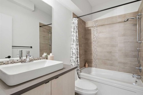 2-4733 17 Avenue Nw, Calgary, AB - Indoor Photo Showing Bathroom