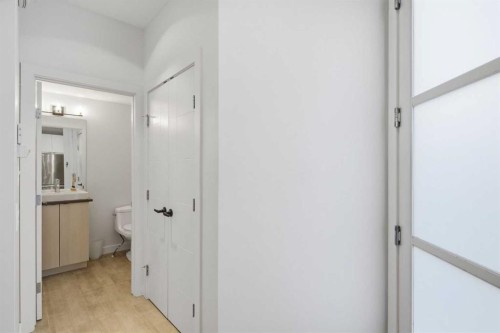 2-4733 17 Avenue Nw, Calgary, AB - Indoor Photo Showing Other Room