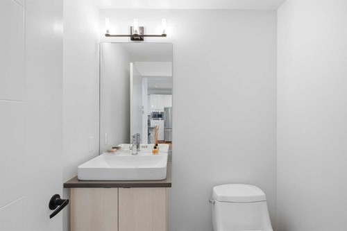 2-4733 17 Avenue Nw, Calgary, AB - Indoor Photo Showing Bathroom