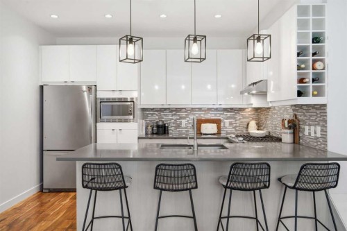 2-4733 17 Avenue Nw, Calgary, AB - Indoor Photo Showing Kitchen With Upgraded Kitchen