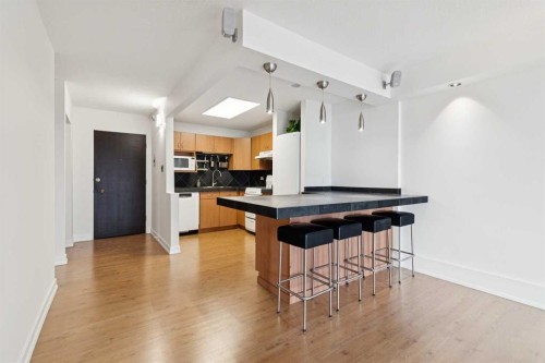 204-328 Cedar Crescent Sw, Calgary, AB - Indoor Photo Showing Kitchen