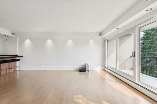 204-328 Cedar Crescent Sw, Calgary, AB - Indoor Photo Showing Other Room