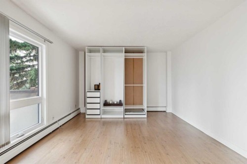 204-328 Cedar Crescent Sw, Calgary, AB - Indoor Photo Showing Other Room