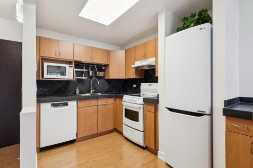 204-328 Cedar Crescent Sw, Calgary, AB - Indoor Photo Showing Kitchen