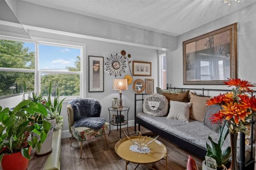 107-1615 13 Avenue Sw, Calgary, AB - Indoor Photo Showing Living Room