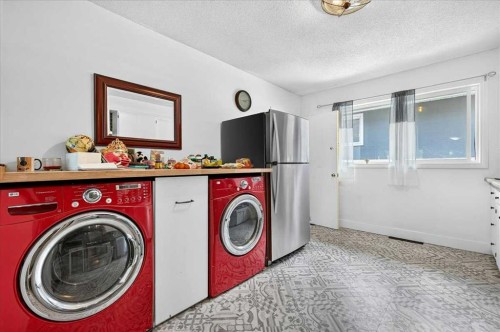 1944 10 Avenue Ne, Calgary, AB - Indoor Photo Showing Laundry Room