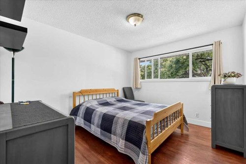 1944 10 Avenue Ne, Calgary, AB - Indoor Photo Showing Bedroom