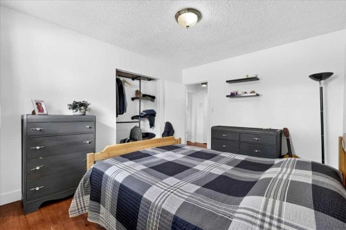 1944 10 Avenue Ne, Calgary, AB - Indoor Photo Showing Bedroom