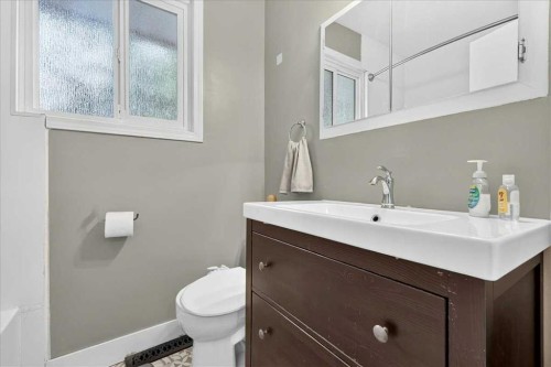 1944 10 Avenue Ne, Calgary, AB - Indoor Photo Showing Bathroom