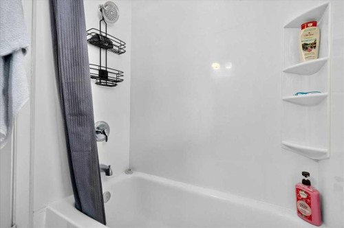 1944 10 Avenue Ne, Calgary, AB - Indoor Photo Showing Bathroom