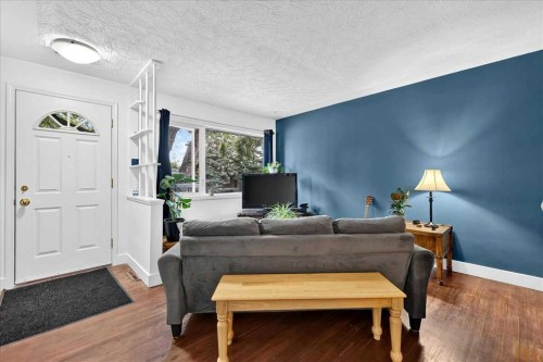 1944 10 Avenue Ne, Calgary, AB - Indoor Photo Showing Living Room