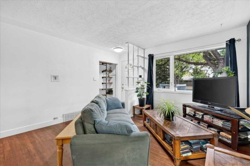 1944 10 Avenue Ne, Calgary, AB - Indoor Photo Showing Other Room