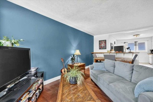 1944 10 Avenue Ne, Calgary, AB - Indoor Photo Showing Living Room