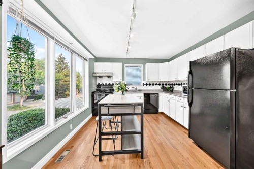 213 Point Mckay Terrace Nw, Calgary, AB - Indoor Photo Showing Kitchen