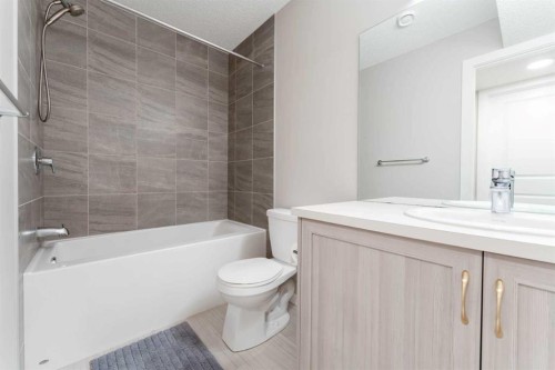 105 Highview Gate Se, Airdrie, AB - Indoor Photo Showing Bathroom