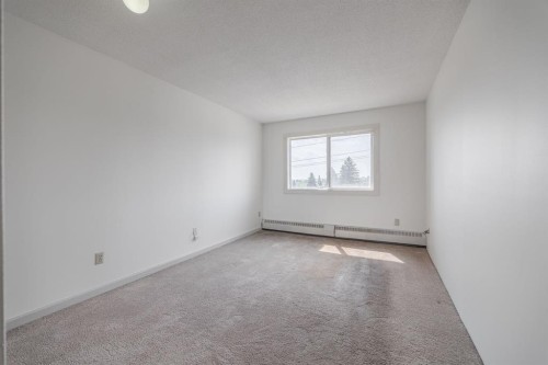 417-333 Garry Crescent Ne, Calgary, AB - Indoor Photo Showing Other Room