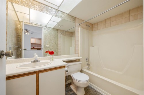 417-333 Garry Crescent Ne, Calgary, AB - Indoor Photo Showing Bathroom