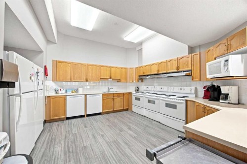 128 Sienna Park Green Sw, Calgary, AB - Indoor Photo Showing Kitchen