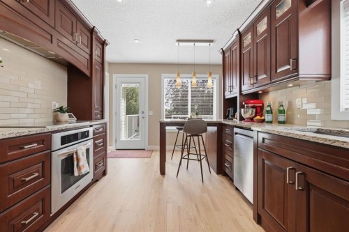 135 Douglas Woods Hill Se, Calgary, AB - Indoor Photo Showing Kitchen