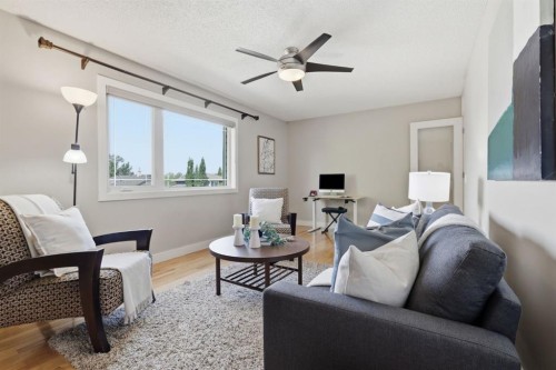 135 Douglas Woods Hill Se, Calgary, AB - Indoor Photo Showing Living Room