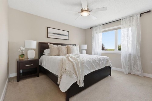 135 Douglas Woods Hill Se, Calgary, AB - Indoor Photo Showing Bedroom