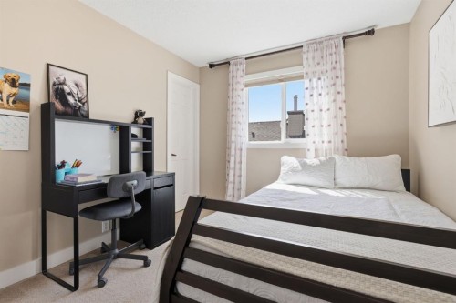 135 Douglas Woods Hill Se, Calgary, AB - Indoor Photo Showing Bedroom