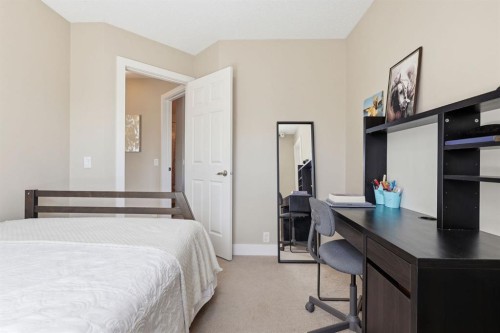 135 Douglas Woods Hill Se, Calgary, AB - Indoor Photo Showing Bedroom