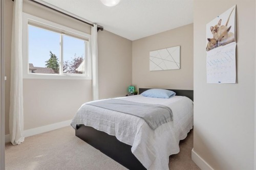 135 Douglas Woods Hill Se, Calgary, AB - Indoor Photo Showing Bedroom