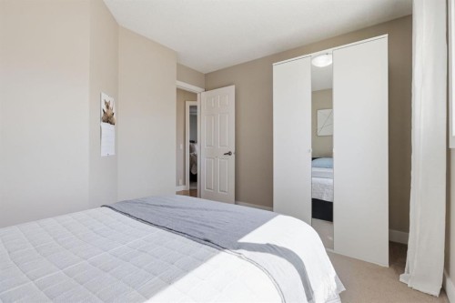 135 Douglas Woods Hill Se, Calgary, AB - Indoor Photo Showing Bedroom