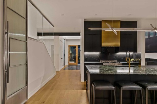 517 28 Avenue Nw, Calgary, AB - Indoor Photo Showing Kitchen With Upgraded Kitchen